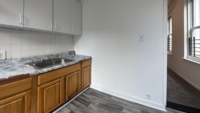 Building Photo - Philly Bi-Level: Modern & Bright