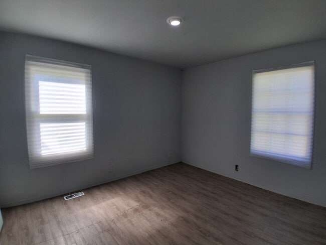 Building Photo - 1709 Crestview Dr