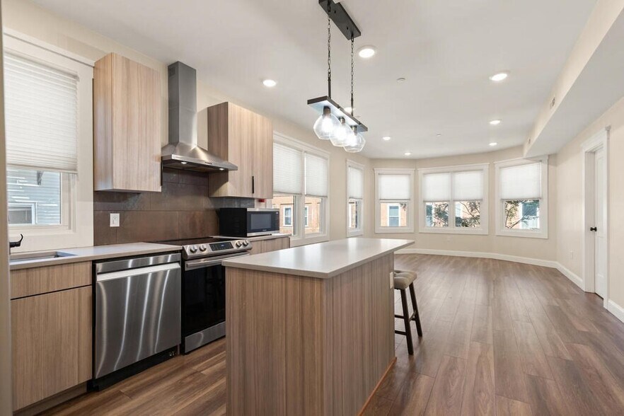 Building Photo - 701 E 2nd St