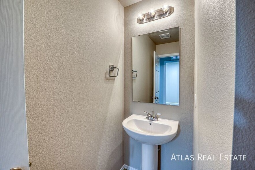 Building Photo - 20363 Stockbridge Way
