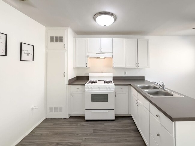 Building Photo - CUTE CONDO IN A DUPLEX W/ LARGE BACKYARD A...