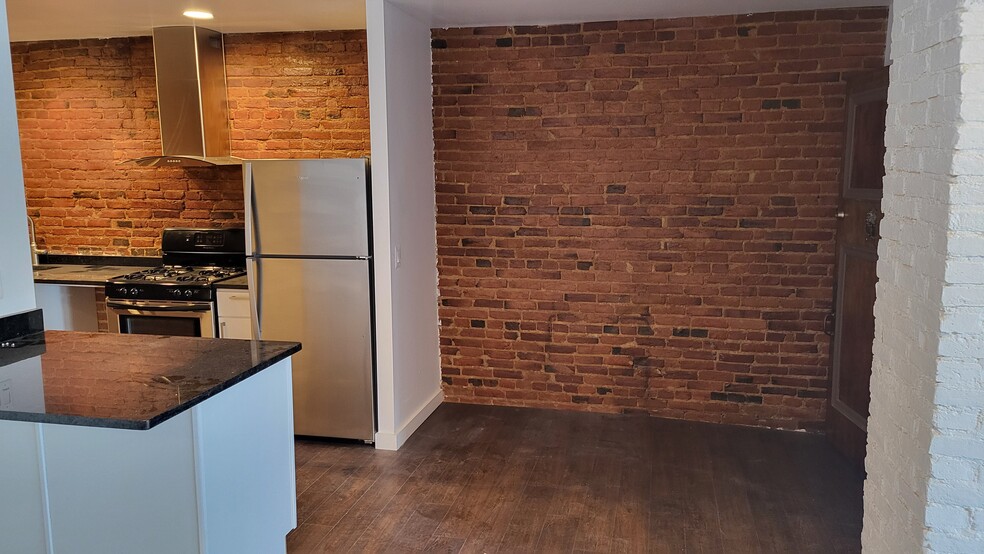 Spacious apartment almost 2 times bigger than 1 bedrooms in the area - 403 N Charles St
