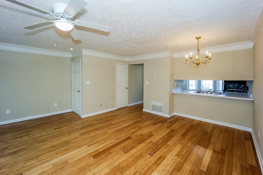 Building Photo - 5960 Hampton Ct