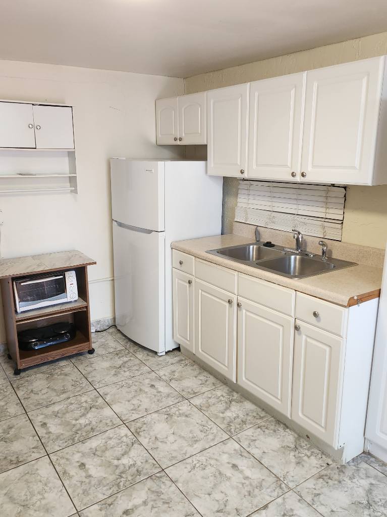 Kitchen - 3100 SW 62nd Ave