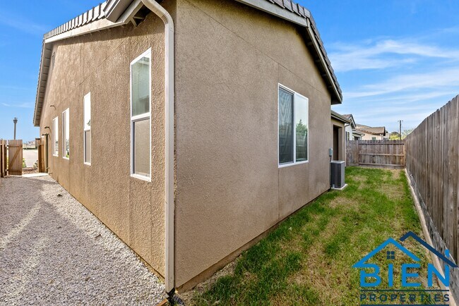 Building Photo - 1227 Las Rosas Ave