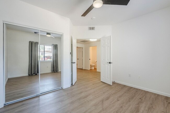Building Photo - Stunning 2 Bed 1.5 Bath Condo in Scottsdal...