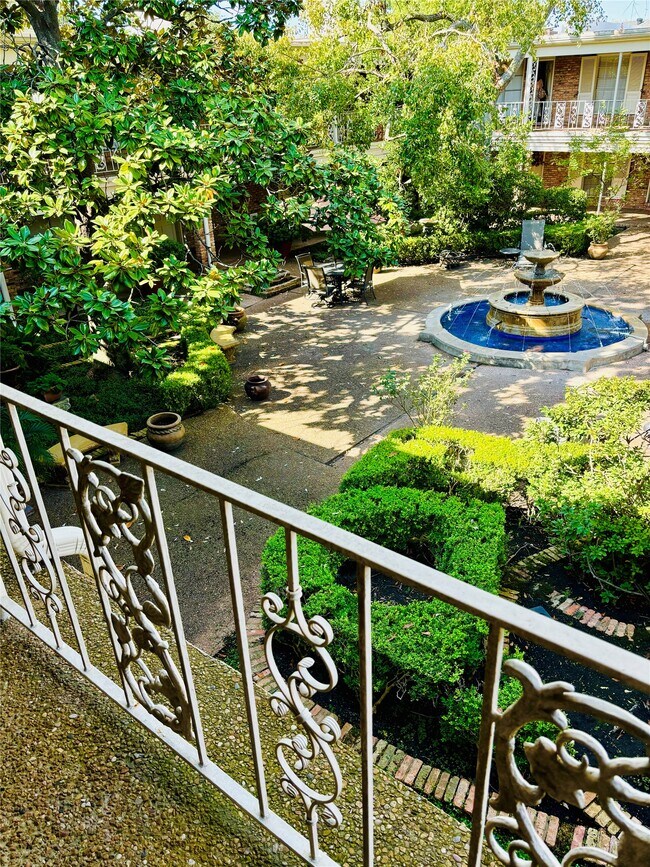 Building Photo - 2727 Briarhurst Dr