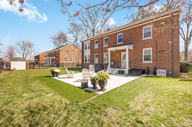 Building Photo - 312 Ellington Ave E