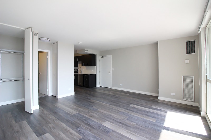 Building Photo - 1 E Delaware Pl