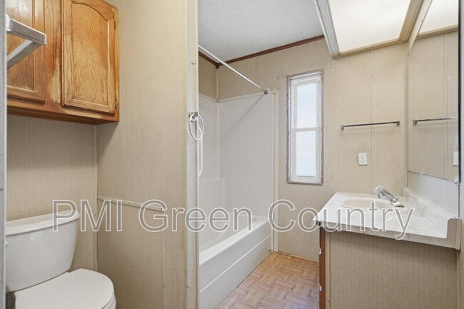 Building Photo - 834 W 138th St S