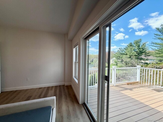 Building Photo - 905 Oakridge Cmns