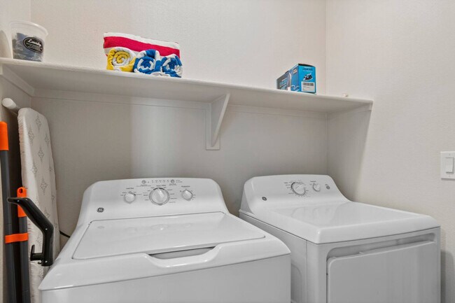 Building Photo - 711 W Broadway Rd