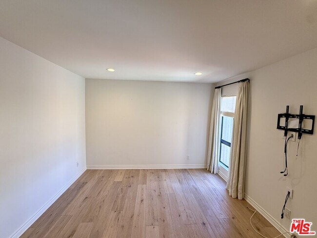 Building Photo - 853 Larrabee St