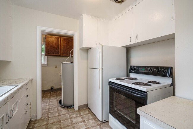 Building Photo - 1 Bedroom 1 Bath with Detached Garage