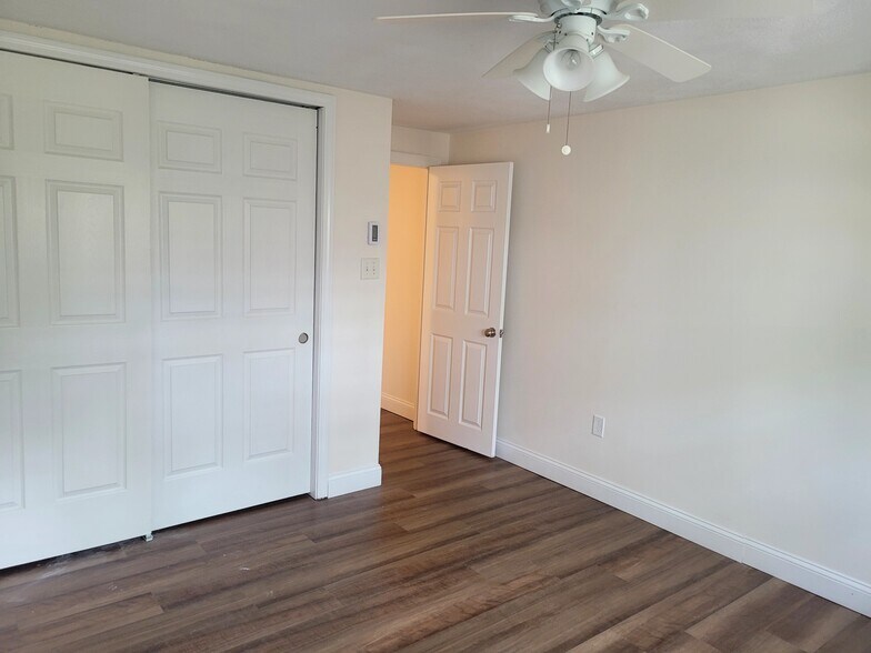 Building Photo - 65 Greentree Ln