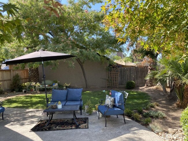 Building Photo - For Rent: Beautiful 3 Bed / 2.5 Bath Home ...