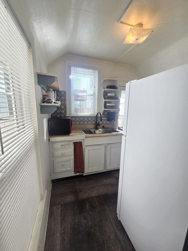 Building Photo - 205 Cheyenne Ave