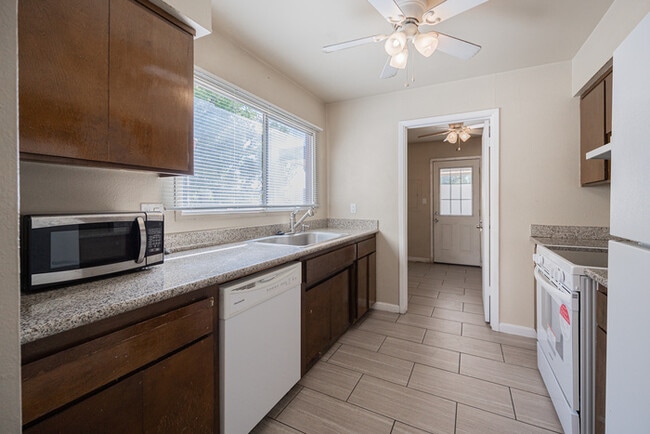 Building Photo - 2724 S Azalea Dr