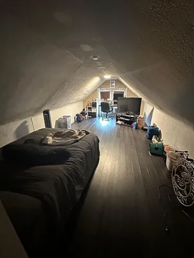 Building Photo - 5 Bedroom House Available Next to UC Campus