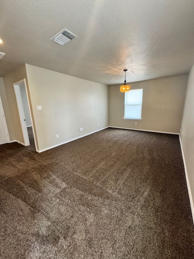 Building Photo - Ready for Move In! Spacious 4 bedroom 3 ba...