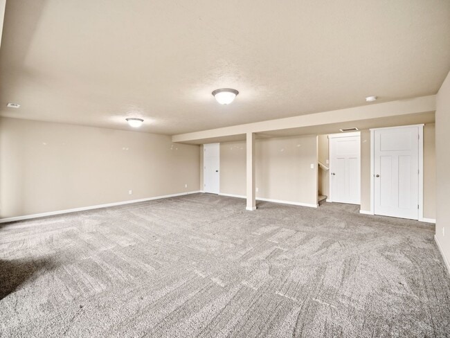 Building Photo - Spacious 5-Bedroom Home with Private Yard & Parking in Spokane