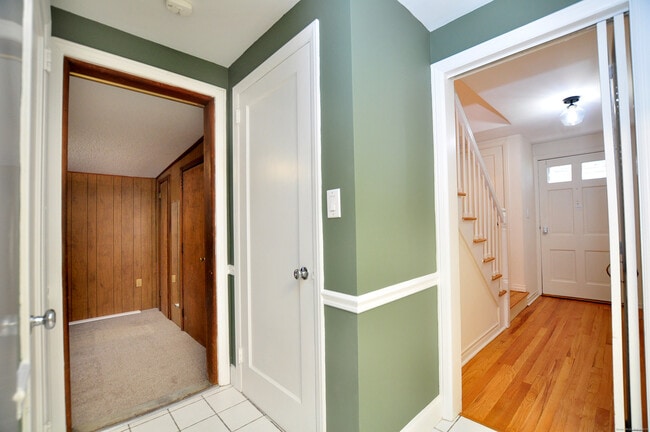 Building Photo - 19 Seneca Rd