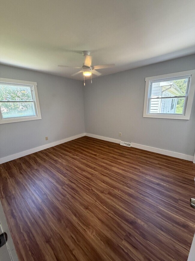 Building Photo - 721 Wayland Dr