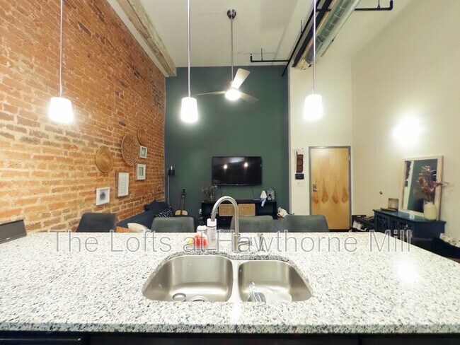 Building Photo - 1101 Hawthorne Ln