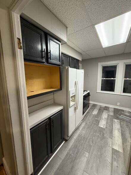 Kitchen with French door fridge and stove - 3616 E 106th St