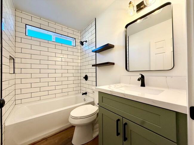 Building Photo - Newly Remodeled 2 bed 1 bath!