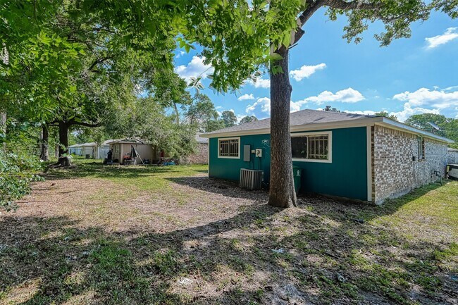 Building Photo - 8623 Valley Forest Dr
