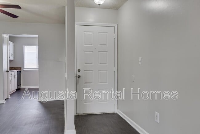 Building Photo - 2814 Thomas Ln