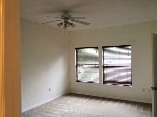 Building Photo - Spacious 2BR/2.5BA Townhome in Mallorca Sq...
