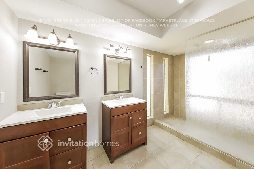 Building Photo - 4613 W Augusta Ave