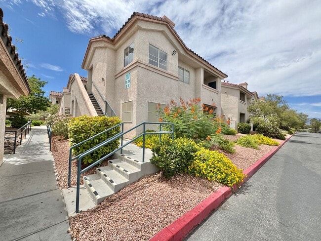Primary Photo - SPACIOUS 3 BEDROOM, 2 BATHROOM UPGRADED CO...