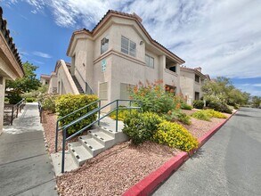 Building Photo - SPACIOUS 3 BEDROOM, 2 BATHROOM UPGRADED CO...