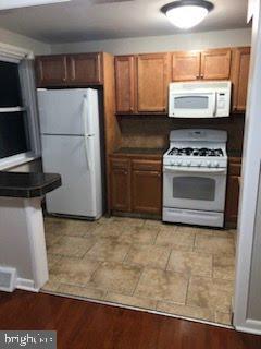 Building Photo - 5925 Summerdale Ave