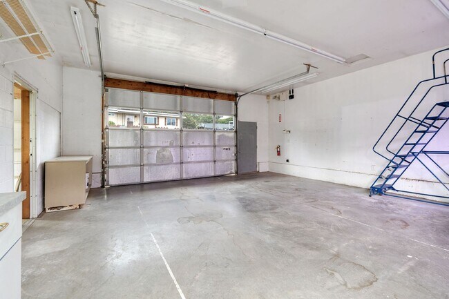 Building Photo - 400 Casad Ave