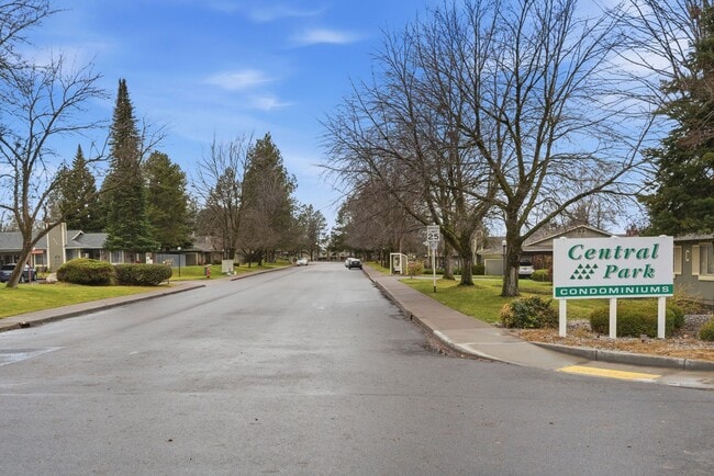 Building Photo - 6121 E 6th Ave