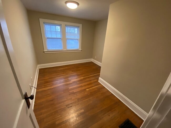 Building Photo - 3 Bedroom House - Grandview Area