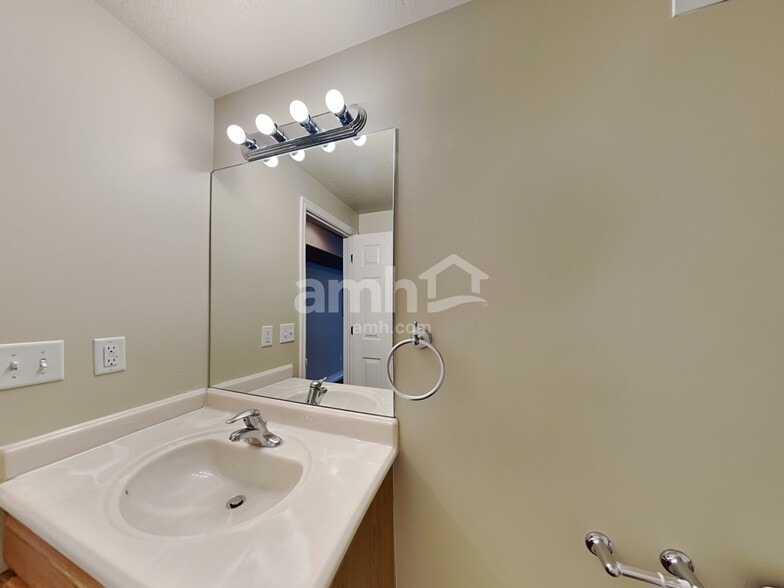 Building Photo - 2313 E 1450 S