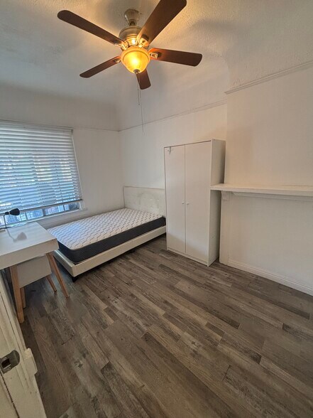 Building Photo - 2515 S Catalina St