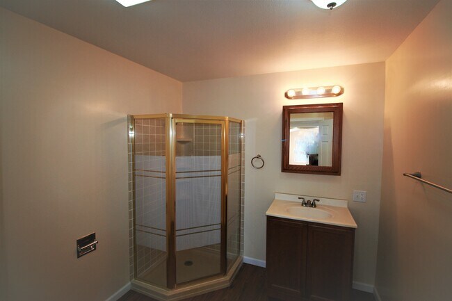 Building Photo - 920 Devils Glen Rd