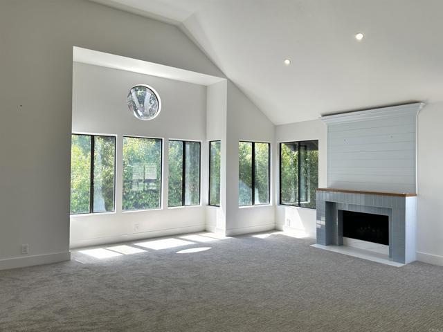 Building Photo - 542 Via De La Valle