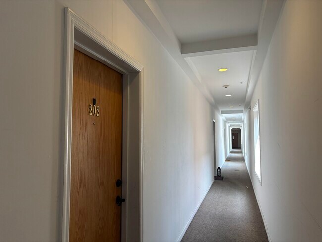 Building Photo - 528 52nd St