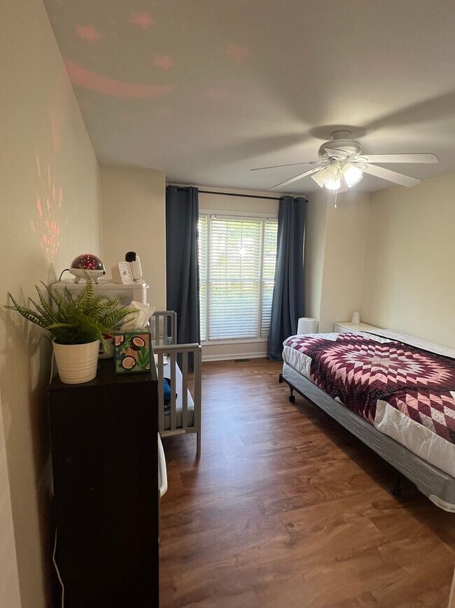 Building Photo - Available in August!! 3 Bedroom / 2 Bathro...