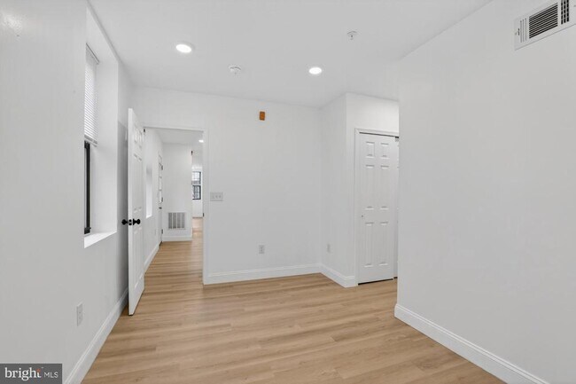 Building Photo - 712 N American St