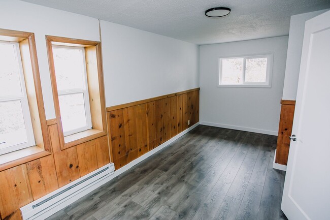 Building Photo - Charming 4-Bedroom Home with Stunning View...