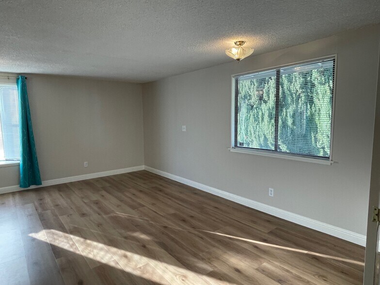 Building Photo - 10210 Sterling Blvd