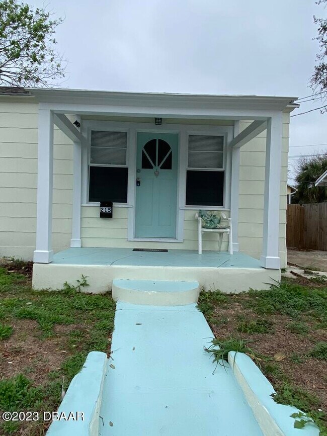 Building Photo - 215 N Oleander Ave